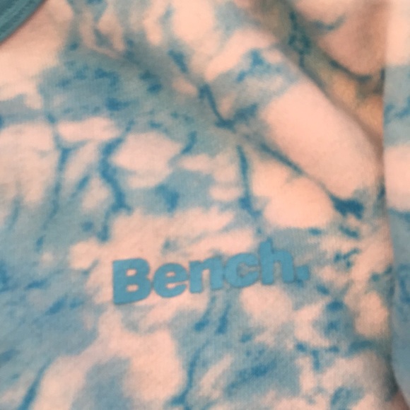 I am selling a matching set of shorts and a long sleeve shirt from the bench - Picture 2 of 5